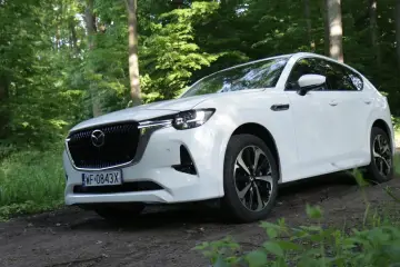 Biała Mazda CX-60 na leśnej drodze. Poznaj jej imponujące mazda cx 60 wymiary, idealne do odkrywania przyrody.