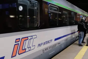 Pociąg PKP Intercity z Rzeszowa do Warszawy czeka na pasażerów.