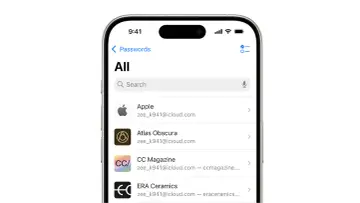 Ekran iPhone'a z listą zapisanych haseł do różnych aplikacji, w tym Apple i Atlas Obscura.
