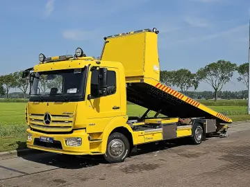 Żółty Mercedes Atego, laweta NAF, gotowy do pomocy drogowej.