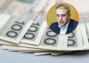 Mężczyzna w garniturze mówi o pieniądzach, które mogą być związane z podatkiem cyfrowym.