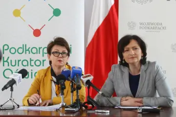 Podczas konferencji prasowej kurator Podkarpacia omawia ważne kwestie.