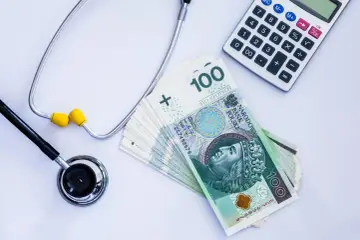 Stetoskop, banknoty 100 zł i kalkulator. Zastanawiasz się, ile czasu ma ZUS na rozpatrzenie wniosku o macierzyński?