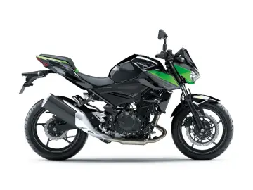 Czarny motocykl Kawasaki Z400 z zielonymi akcentami. Poznaj jego kawasaki z400 dane techniczne i poczuj moc!