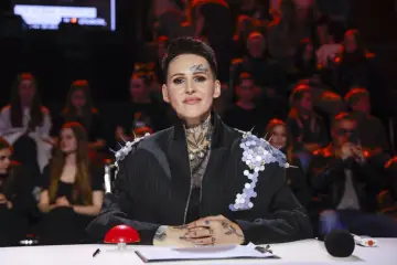 Chylińska w jury, gotowa oceniać nowe piosenki. Jej stylizacja z kolcami i tatuażami przyciąga wzrok.