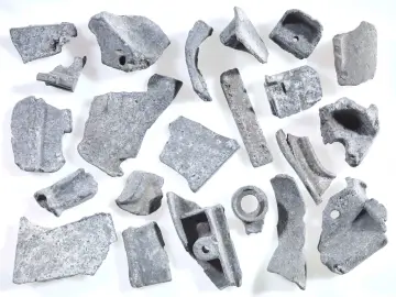 Kawałki metalu, gotowe do recyklingu metalu. Różnorodne kształty i rozmiary, niektóre z otworami, świadczą o ich przemysłowym pochodzeniu.
