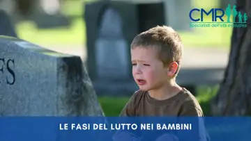 Bambino piange al cimitero, mostrando i sintomi fisici dello stress da lutto. Le fasi del lutto nei bambini.