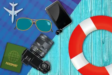 Podróżne akcesoria: samolot, okulary, paszport, aparat, telefon, słuchawki i koło ratunkowe.