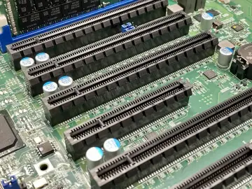 Szereg złączy PCI Express (PCIe) na zielonej płycie głównej, gotowych na nowe karty rozszerzeń.