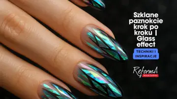 Dłoń z paznokciami w stylu "glass effect" – efekt lustra, który przyciąga wzrok. Techniki i inspiracje.