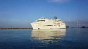Prom Norröna linii Smyril Line wypływa na wody. Czas podróży na Islandię zależy od trasy i warunków pogodowych.