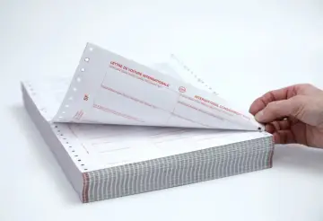 Stos papierów z nadrukiem "CMR" i "INTERNATIONAL CONSIGNMENT NOTE". Dokumenty te służą do międzynarodowego przewozu towarów.