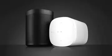 Zwei Sonos Lautsprecher, schwarz und weiß, stehen nebeneinander. Vielleicht ein Hinweis auf Sonos Probleme?