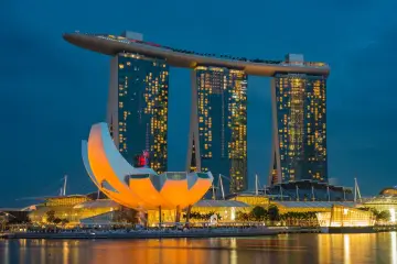 Wieczorem w Singapurze, Marina Bay Sands lśni światłami. Czy Singapur jest bezpieczny? Tak, to miasto-państwo słynie z bezpieczeństwa.
