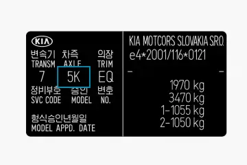 Naklejka z danymi pojazdu Kia. Wartość "5K" pod "AXLE" może pomóc w ustaleniu, jak sprawdzić kod lakieru.