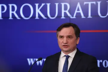 Mężczyzna w garniturze przemawia na tle napisu "Prokuratura". Jego słowa budują suwerenna polska.