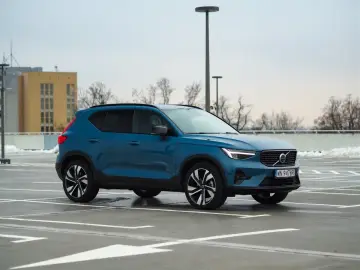 Niebieskie Volvo XC40 na parkingu. Czy wady tego modelu są widoczne na pierwszy rzut oka?