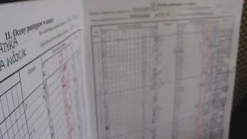 Dziennik lekcyjny z ocenami. Wpis "Ocena postępów w nauce" sugeruje, że do kiedy jest wystawienie ocen, zależy od dat wpisów.