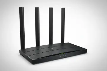 Czarny router z czterema antenami, idealny do domu. Zastanawiasz się, jaki router do domu wybrać? Ten model zapewni szybkie i stabilne połączenie.