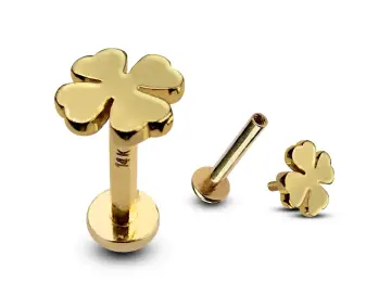 Złoty kolczyk w uchu tragus w kształcie czterolistnej koniczynki. 14K.