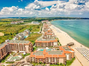 Bułgaria czas lotu: widok z lotu ptaka na kurort z hotelami, basenami i plażą nad Morzem Czarnym.