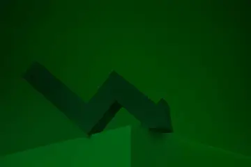 Strzałka w dół symbolizuje spadki cen. Dowiedz się, jak rozpoznać dumping cenowy w ofertach handlowych konkurencji.