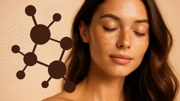 Kobieta z piegami, obok niej schemat cząsteczki, symbolizujący melaninę.