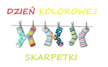 Dzień Kolorowej Skarpetki: pomysły na radosne, wzorzyste skarpety wiszące na sznurku.