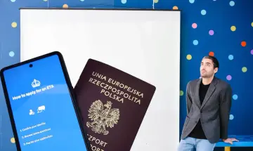 Zastanawiasz się, ile kosztuje ETA do UK? Na ekranie telefonu widać instrukcję aplikacji, obok polski paszport.
