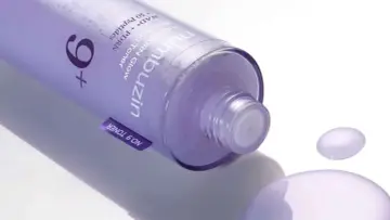 Fioletowa butelka toniku numbuzin no 9, z widocznymi kroplami produktu.