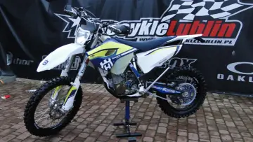 Husqvarna 450 dane techniczne: potężny motocykl enduro na stojaku, gotowy do akcji.