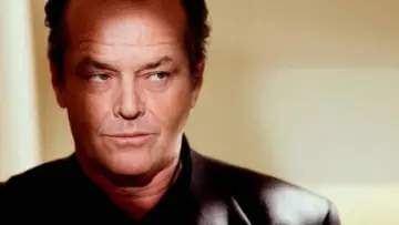Jack Nicholson, ikona kina, w zbliżeniu. Jego spojrzenie sugeruje głębię postaci z niezapomnianych jack nicholson filmów.