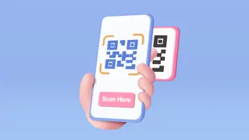 Dłoń trzyma smartfon z niebieskim kodem QR i przyciskiem "Scan Here". Obok drugi telefon z czarnym kodem. Darmowy skaner kodów QR.