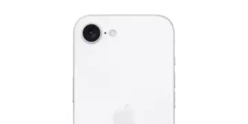 Biały tył iPhone SE 4 z pojedynczym aparatem i błyskiem.
