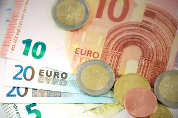 Banknoty 10, 20 i 5 euro oraz monety. Widać napisy "EURO" i cyfry, które przypominają liczby po francusku.