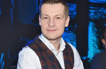 Rafał Mroczek w kratowanej kamizelce, myślący o swojej żonie i dzieciach.