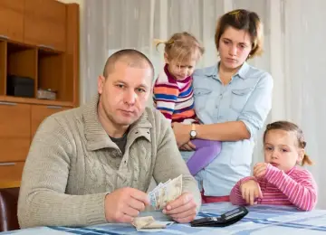 Rodzina zmartwiona, ojciec liczy pieniądze. Widać, że to wiesia z życie na kredycie.