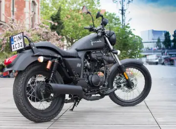 Czarny motocykl Junak 121, idealny do miasta. Poznaj junak 121 dane techniczne i poczuj wolność na dwóch kołach.