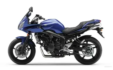 Niebieski motocykl Yamaha Fazer, gotowy do jazdy.