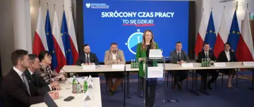 Konferencja prasowa o skróconym czasie pracy. Dyskutowano, czy pracodawca ma prawo zmienić godziny pracy, a także o nowych przepisach.