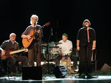 Wolna Grupa Bukowina gra największe przeboje. Na scenie basista, gitarzysta, perkusista i wokalistka.