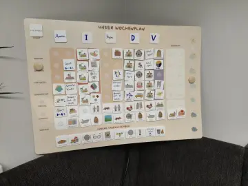 Ein gemeinsamer Kalender App mit Icons für tägliche Aufgaben wie Kindergarten, Sport und Arztbesuche.