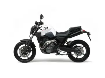 Biały motocykl Yamaha MT-03 660 z szarymi wstawkami i czarnym siedzeniem, prezentowany na białym tle.