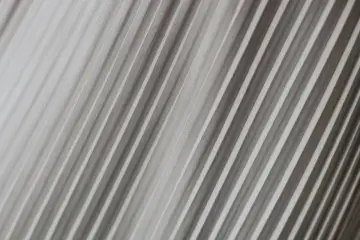 Tekstura pofałdowanego aluminium. Dowiedz się, czym wyczyścić aluminium, aby przywrócić mu blask.