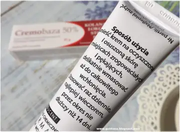 Krem Cremobaza 50% na zrogowacenia. Choć nie ma informacji o skutkach ubocznych, stosuj go ostrożnie.