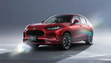 Błyszczący czerwony Honda ZR-V e:HEV z eleganckim grillem i reflektorami LED, gotowy na przygodę.
