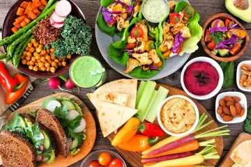Kolorowe warzywa, hummus, falafele i smoothie – tak wyglądają pyszne dania, co jedzą weganie.