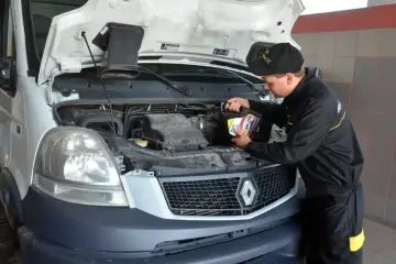 Mechanik uzupełnia olej w Iveco Daily 3.0. Sprawdza, ile oleju potrzeba do silnika.