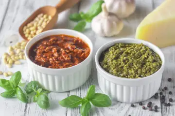 Dwa rodzaje pesto: zielone i czerwone, z bazylią, czosnkiem, orzeszkami pinii i parmezanem. Zastanawiasz się, jak długo trzymać w słoiku i jakie są objawy zepsucia?