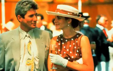 Julia Roberts w kapeluszu i sukience w grochy, obok Richarda Gere'a. Scena z jednego z jej kultowych filmów.